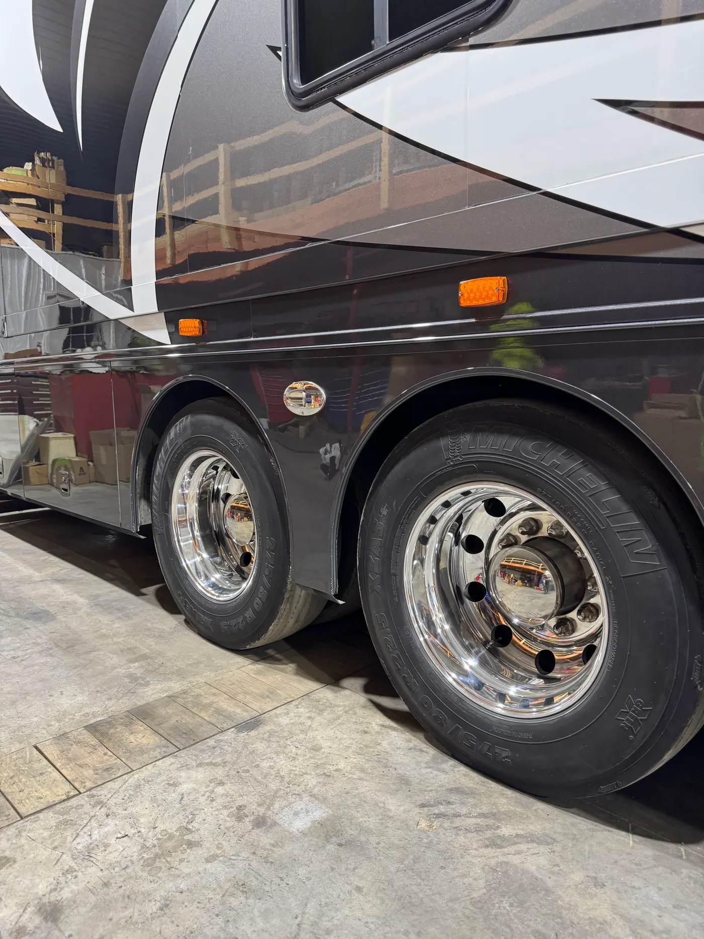 Motorhome dual rear wheels and glossy lower body panels